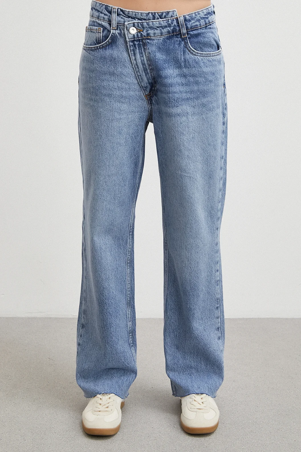 Çapraz Fermuarlı Kesik Paça Düğmeli Jean Mavi