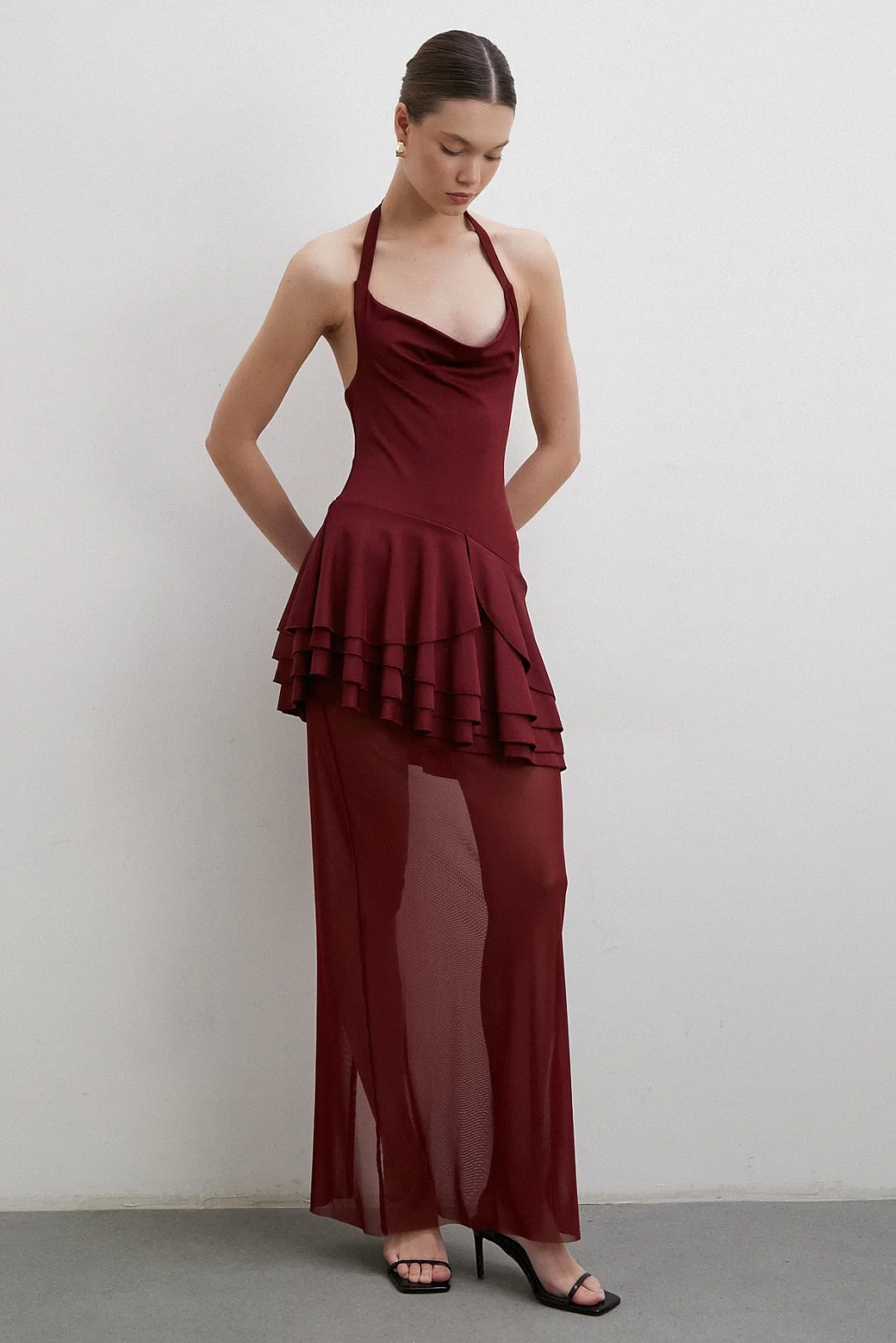 فستان تول بأشرطة مع حاشية باللون البوردو