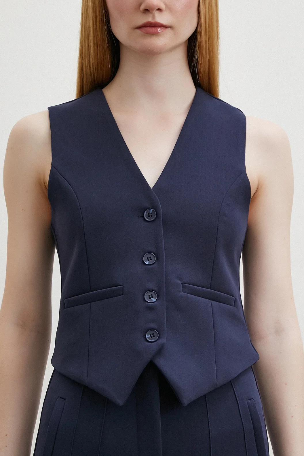 سترة بطبقة داخلية وياقة بلون أزرق داكن