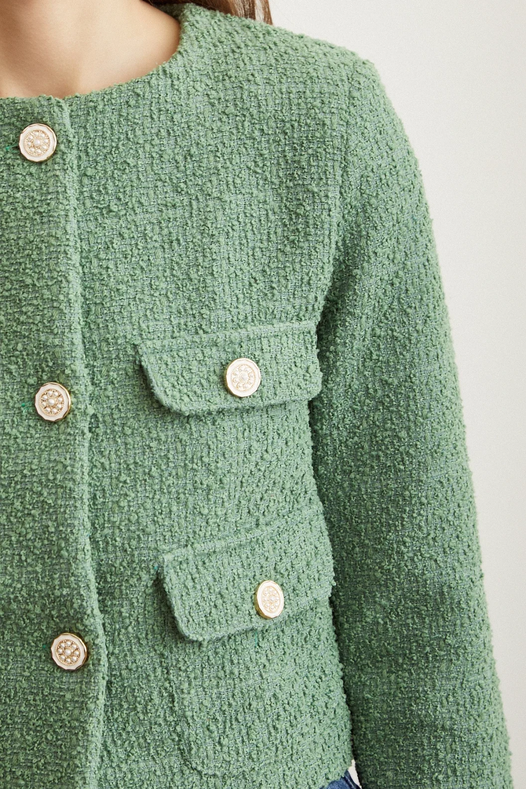 السترة الرمادية التويدية بأزرار التفاصيل