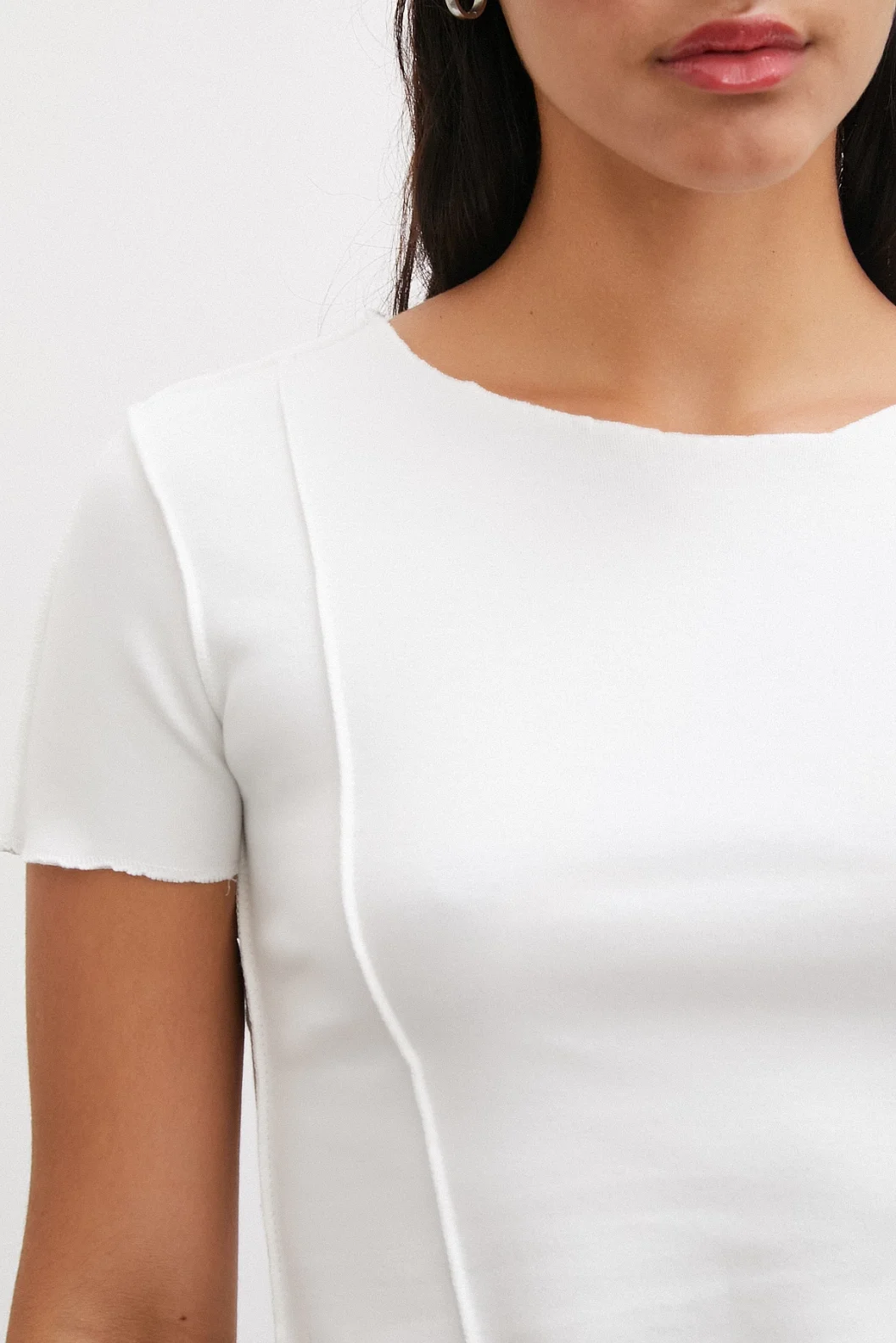 تيشيرت قصير الأكمام الأبيض