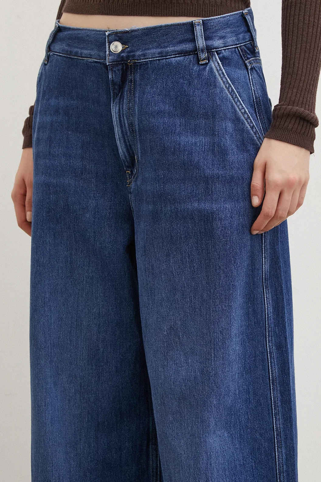 بنطلون جينز ذو خصر عالي وأرجل واسعة لونه أزرق