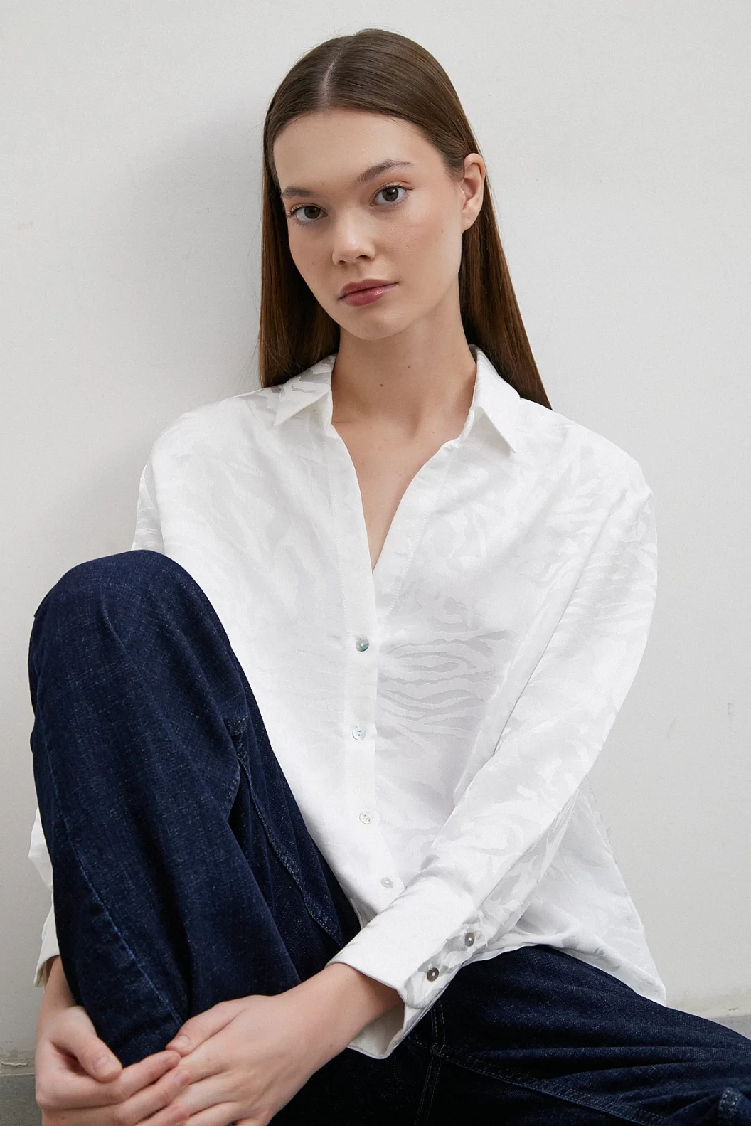 قميص بياقة على شكل V مع زخرفة جاكار – أبيض