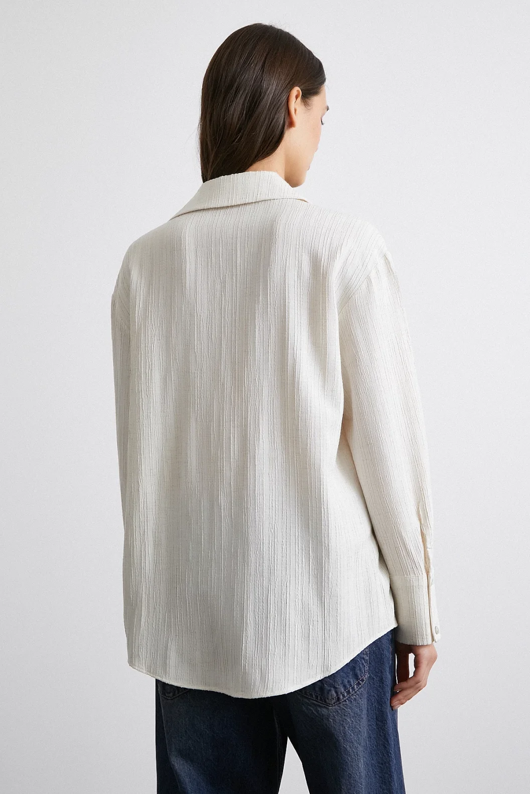 قميص مخطط ناعم بلون كريمي