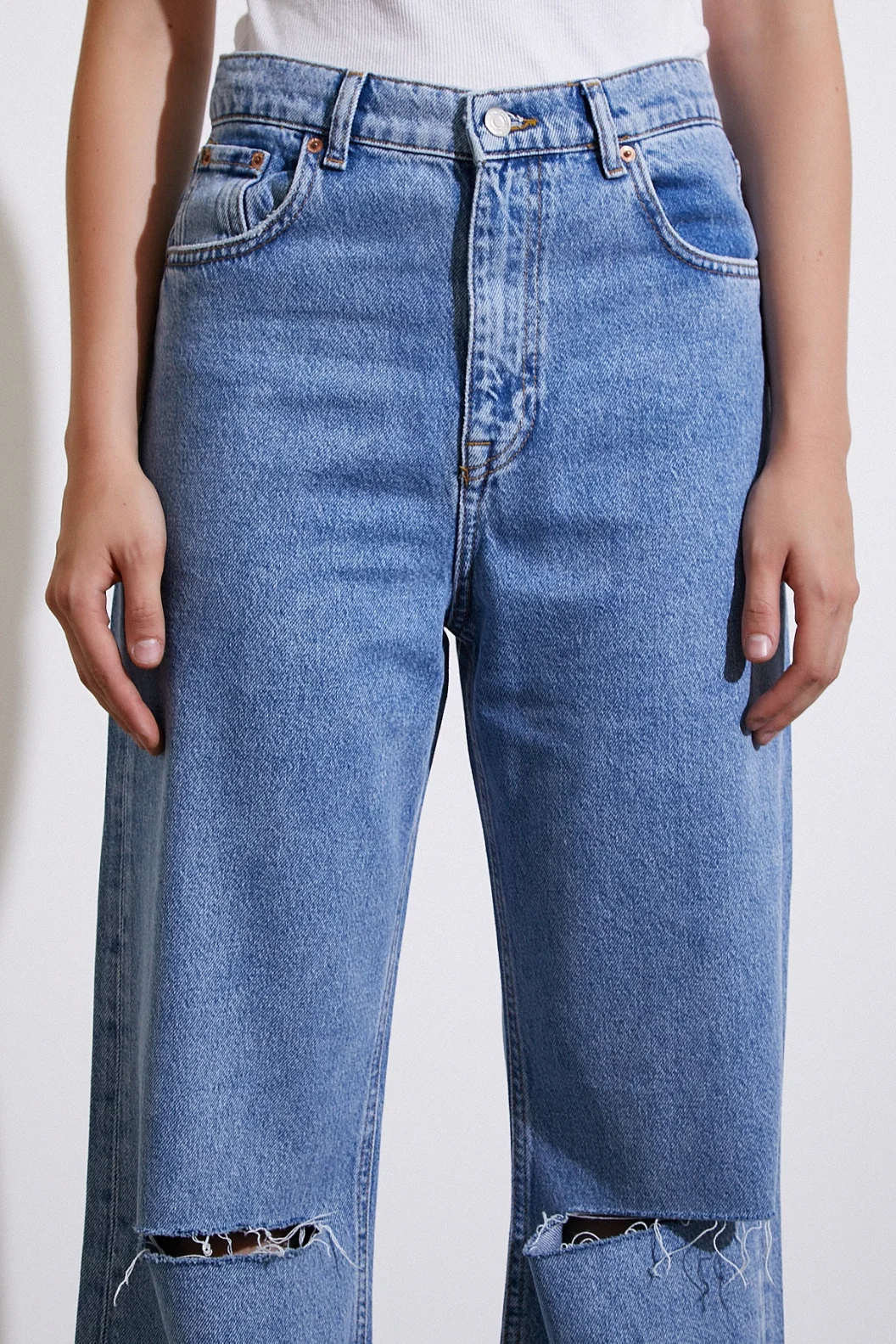 Zerrissene Detail geschnittenen Cropped-Jeans in Blau