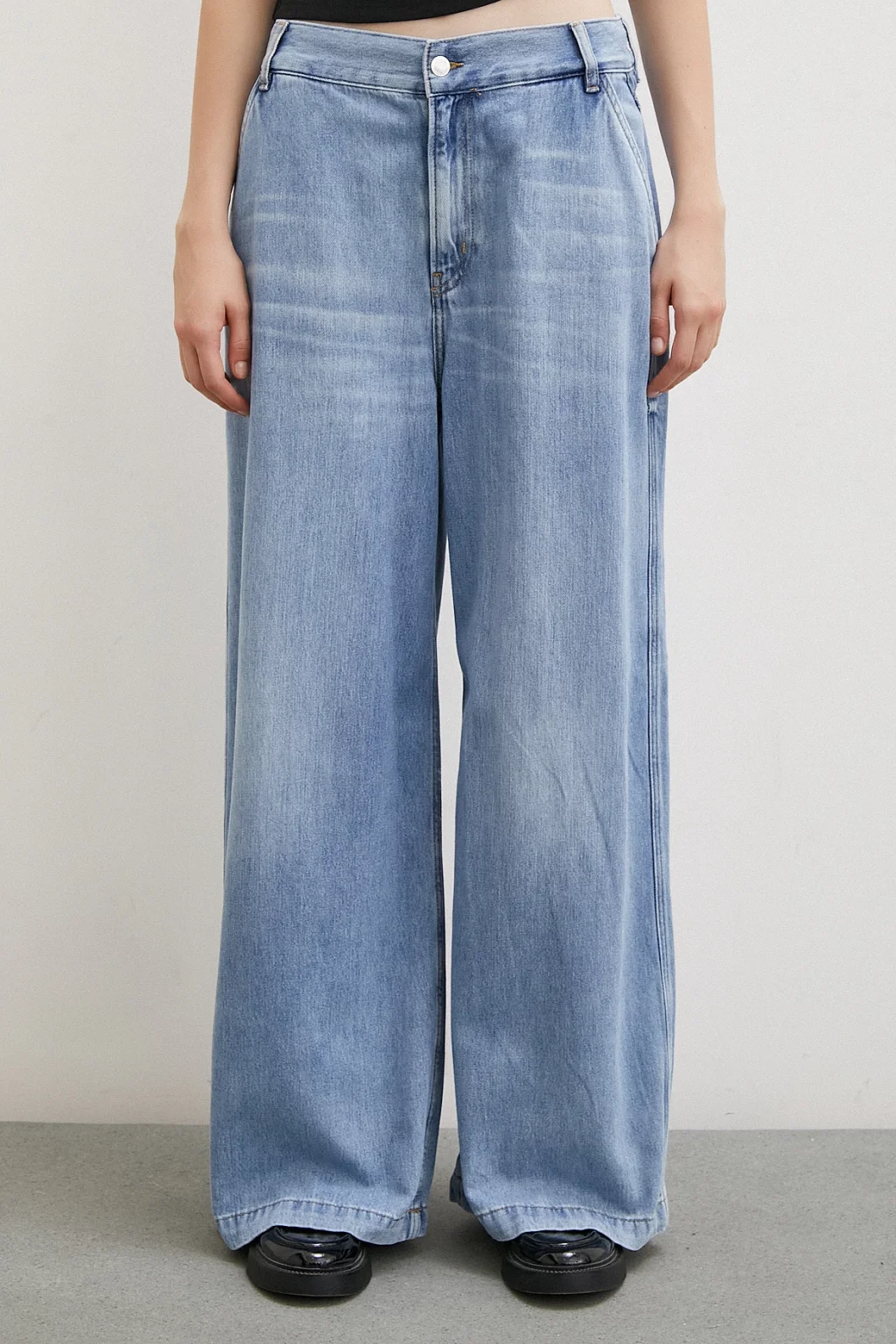 الجينز بخصر عالي واسع الساق بلون الجليدي