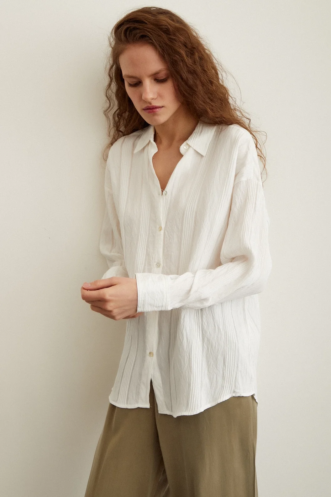 قميص مخطط بنقشة نسيجية أبيض