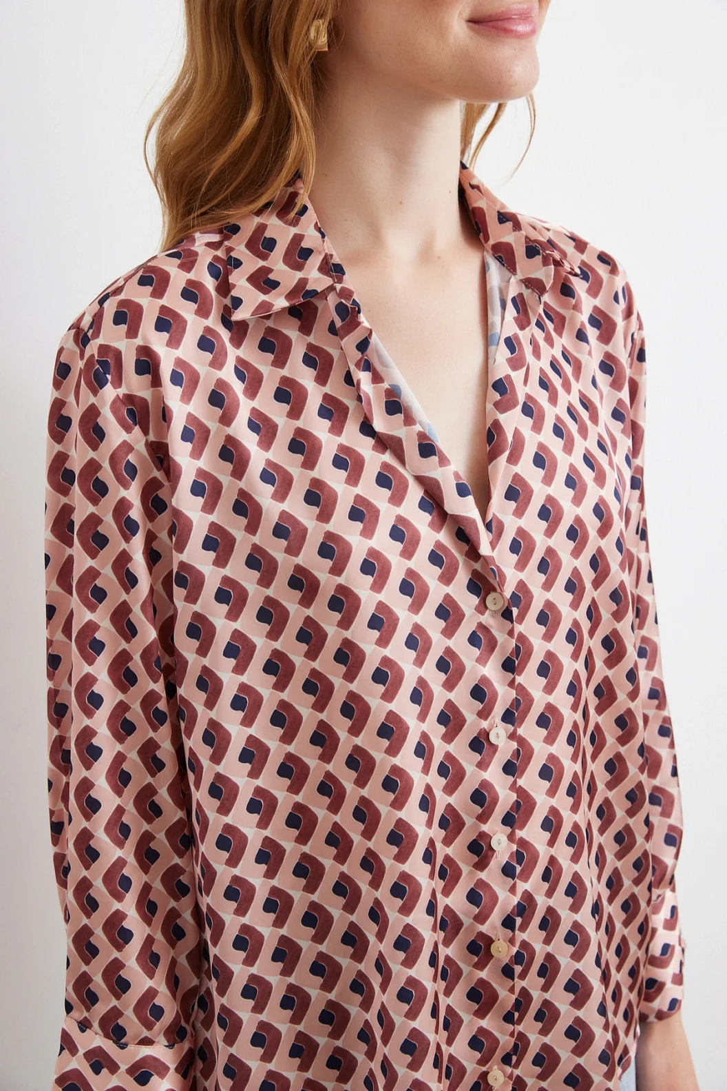 قميص حريري بنقشات هندسية وردي