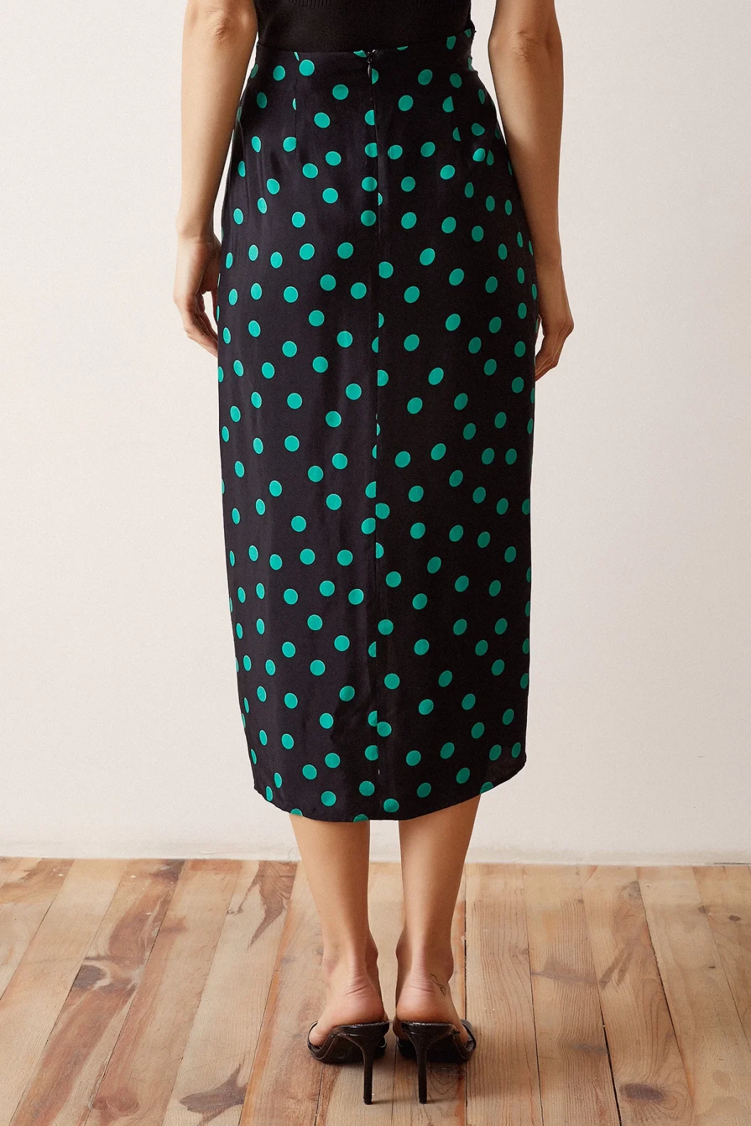 تنورة مخططة بأزرار بلون أخضر داكن