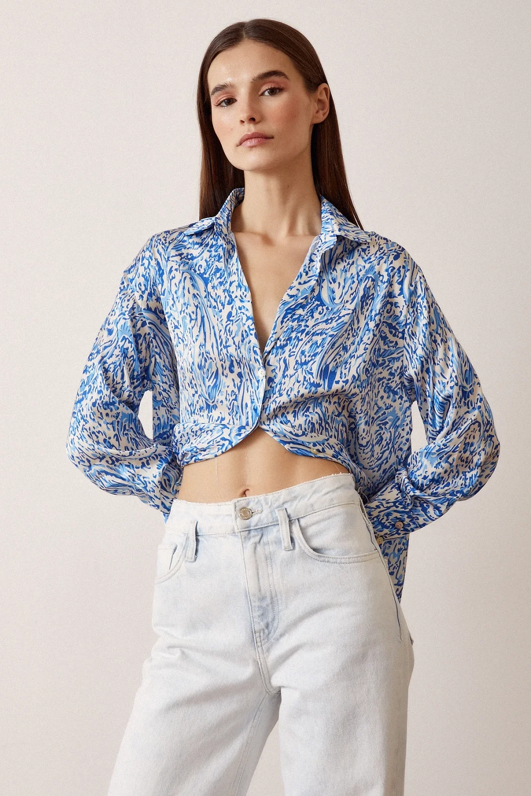 V-Ausschnitt gemustertes Satinhemd von Saks