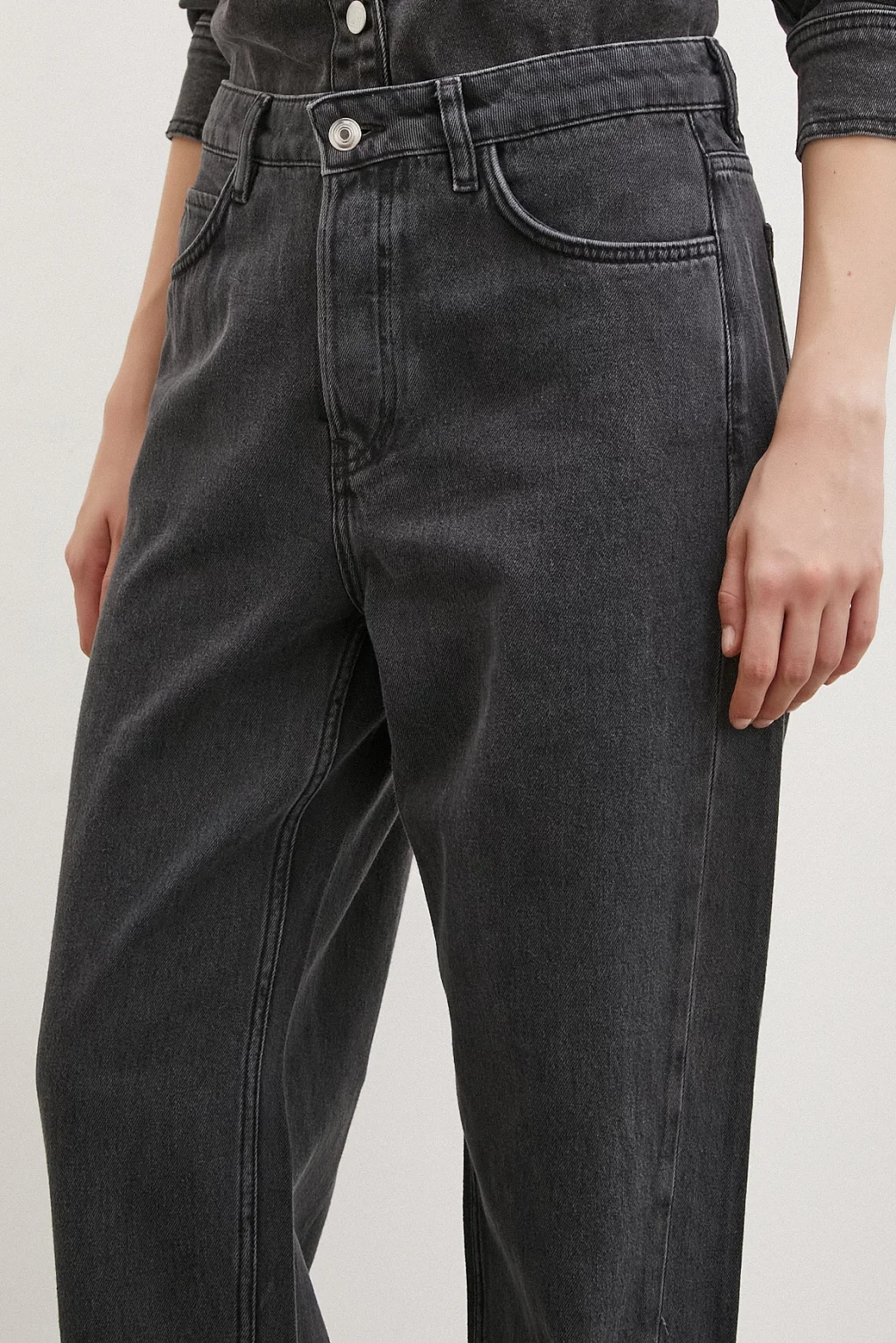 جينز مرتفع الخصر مغلق بأزرار لونه أسود