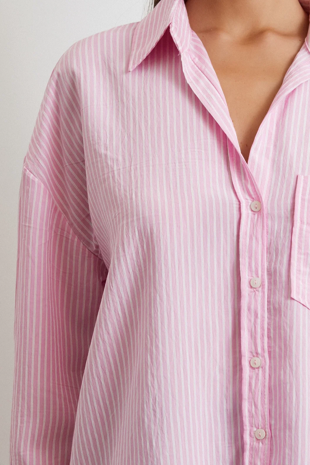 قميص فضفاض بألوان خطوط وردية