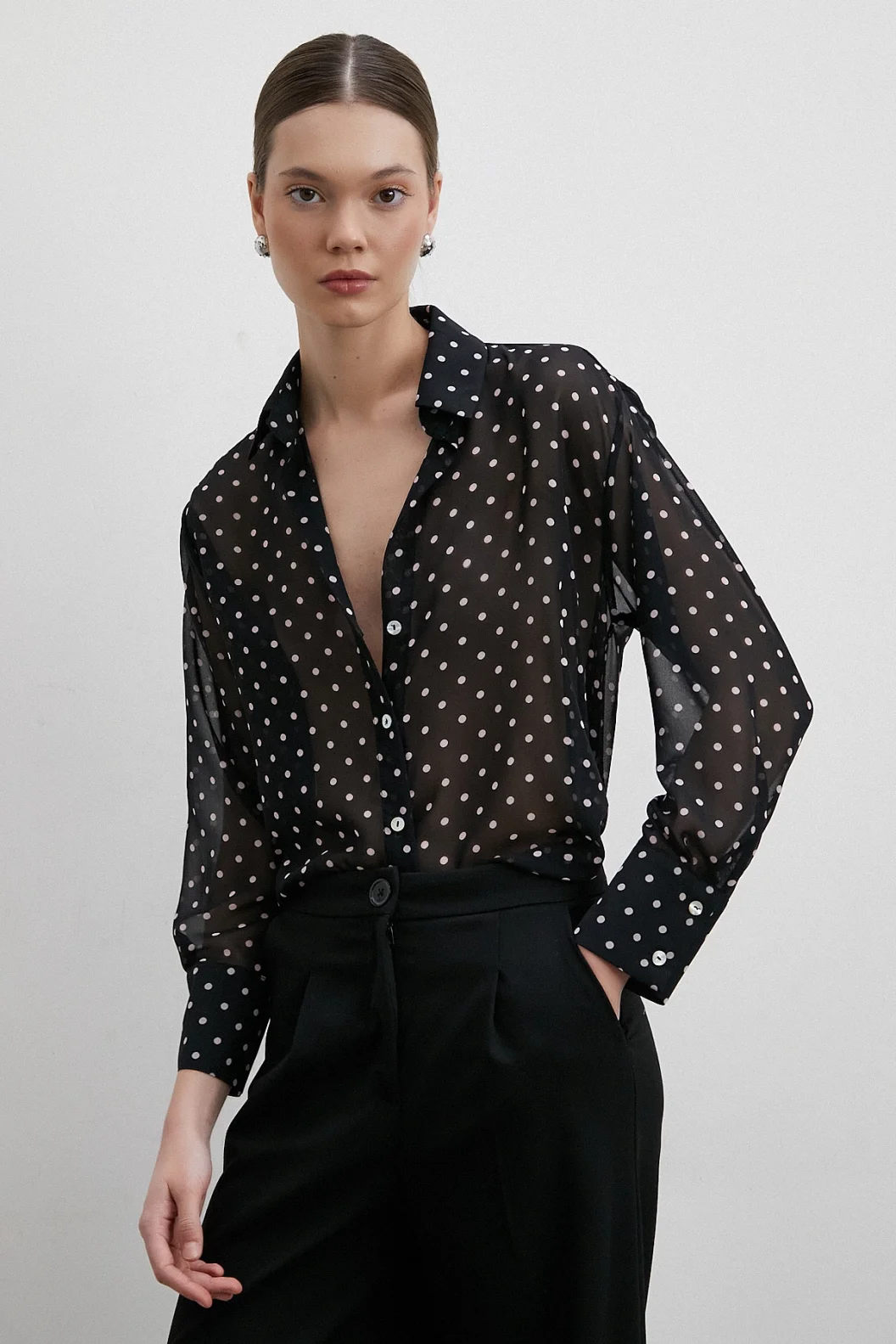 قميص مطبوع بالنقاط السوداء