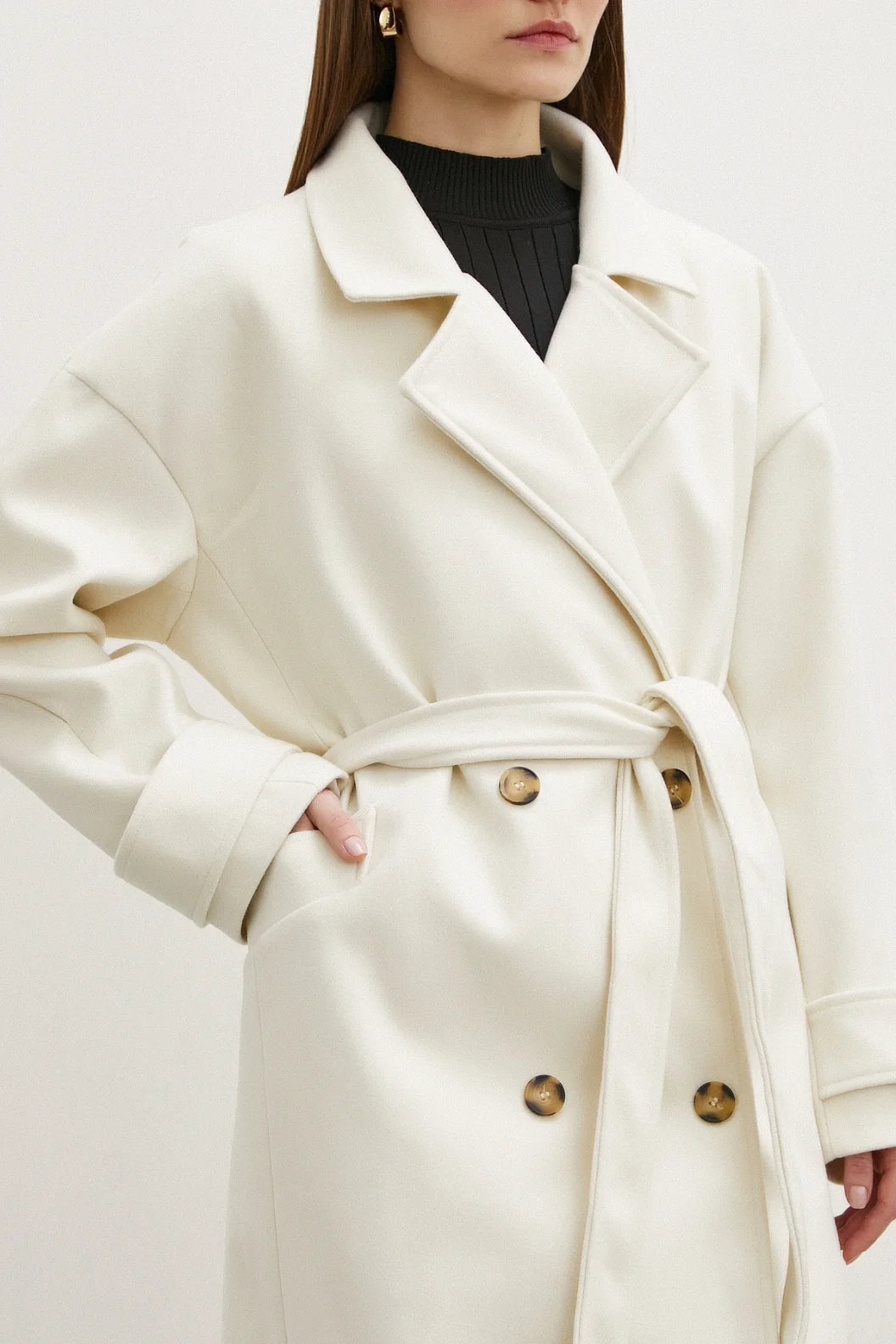 معطف بتفاصيل الأكمام المنتفخة والياقة المستديرة باللون العاج