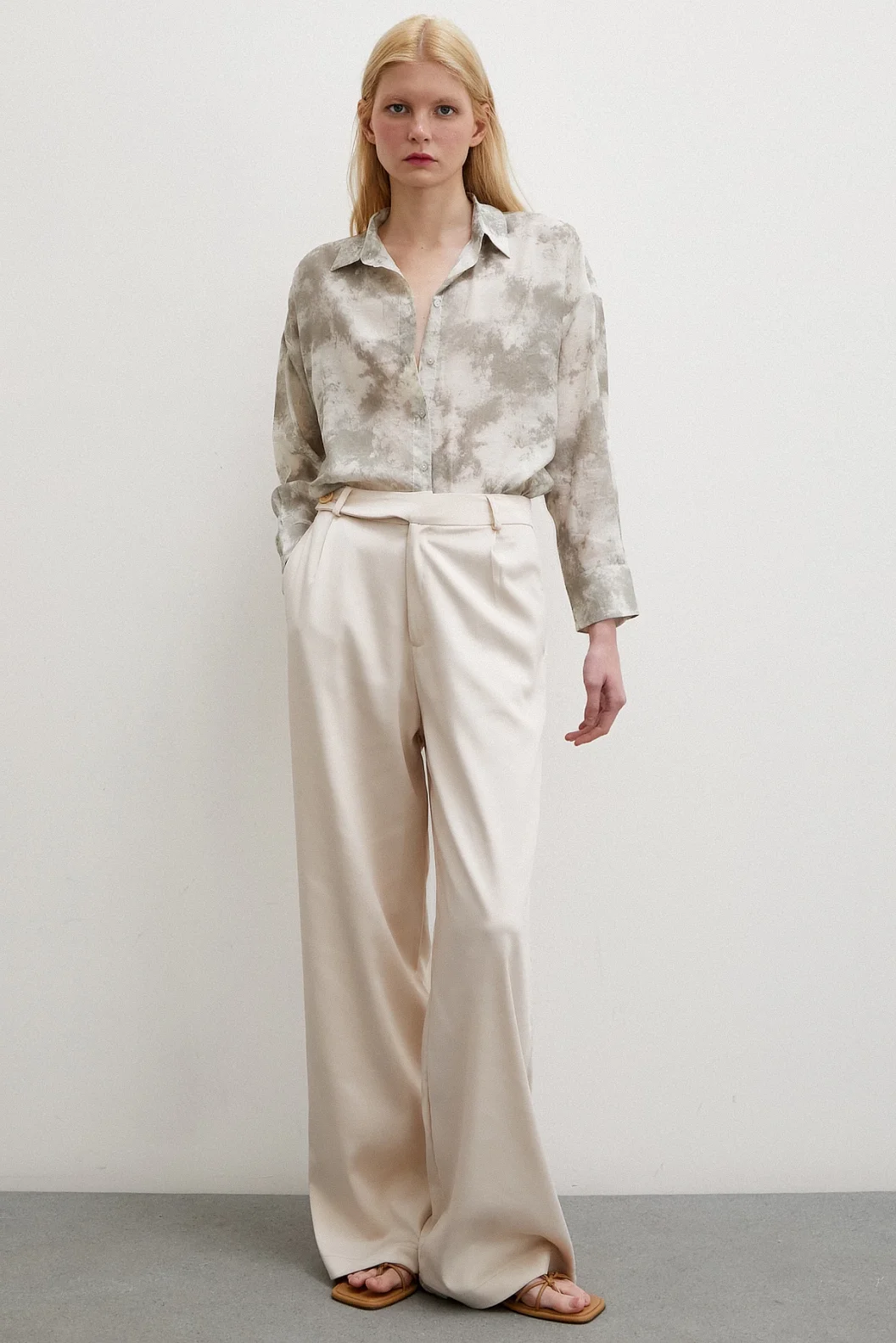 قميص بقصّة واسعة بتصميم مخطط باللون الرمادي