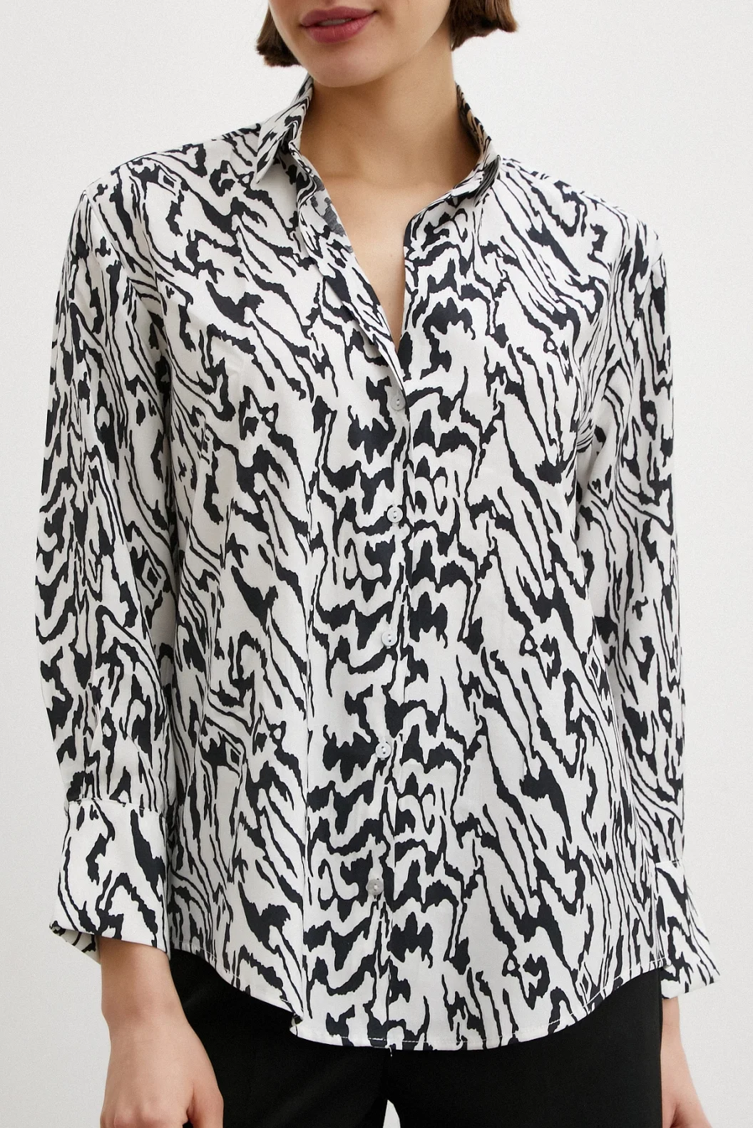 قميص بنقشة حيوانية أسود