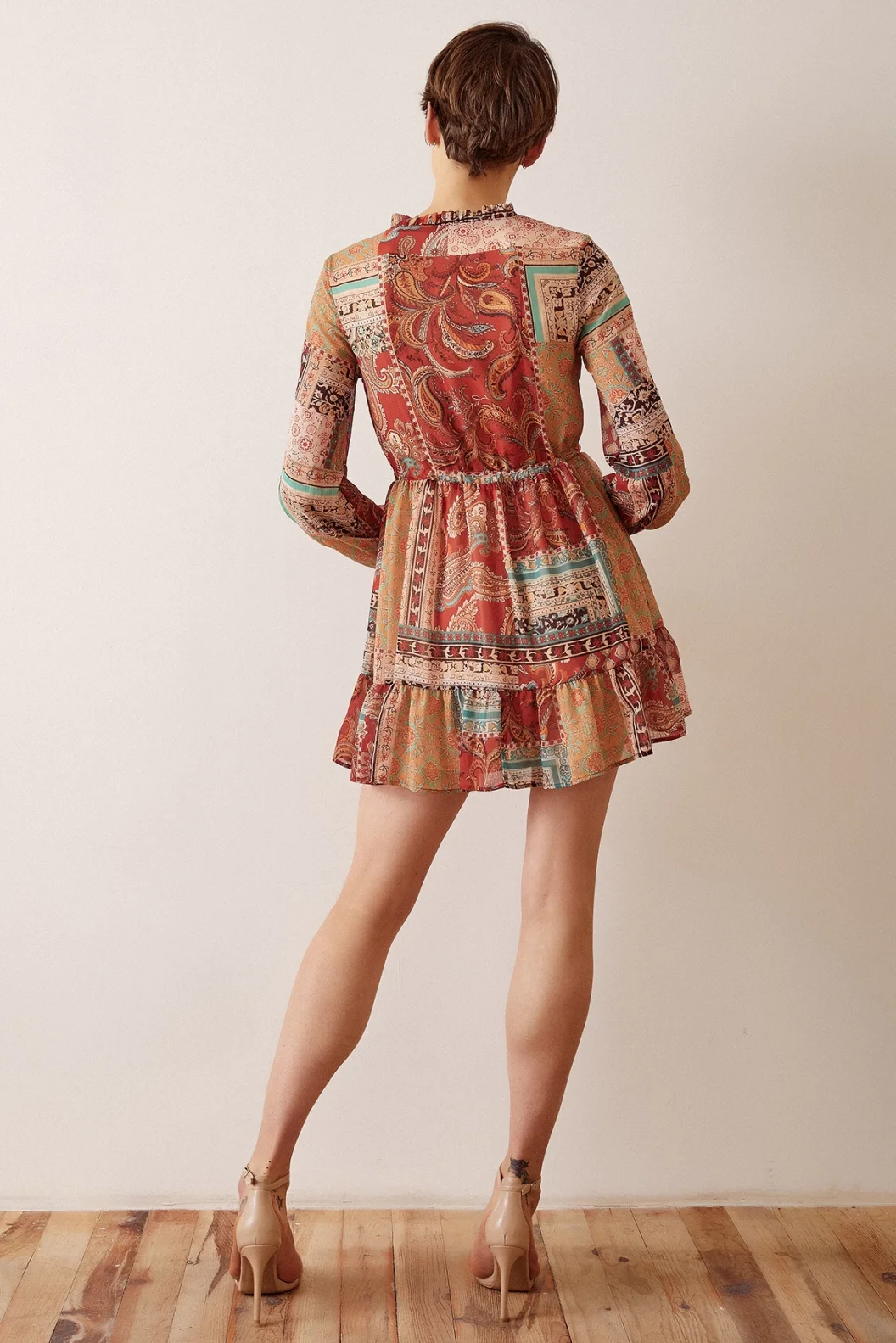 فستان قصير مصمم بياقة V ونقوشات بنيّة