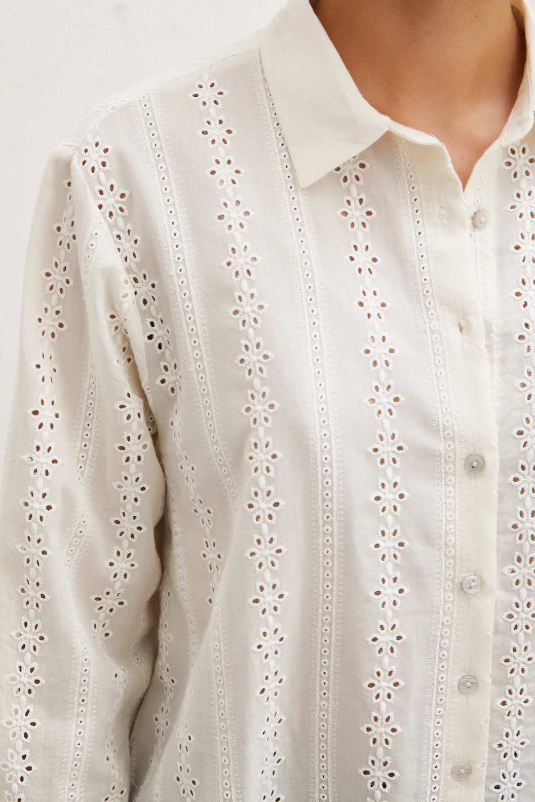 قميص بتطريزات فستقية