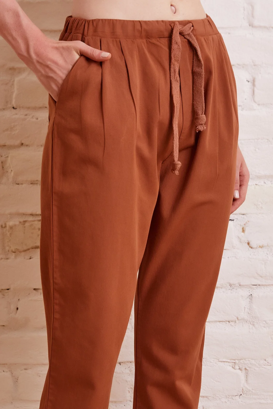 Locker sitzende Gabardinehose mit Kordelzug