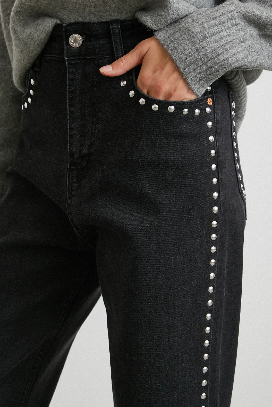 Taş İşlemeli Yüksek Bel Kesik Paça Jean Siyah