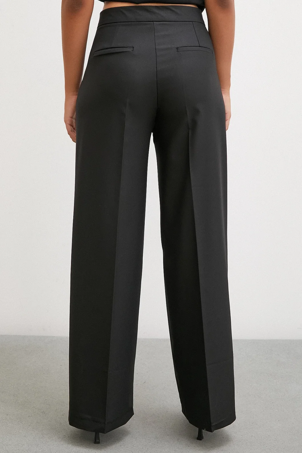 بنطلون بأساور باللون الأسود