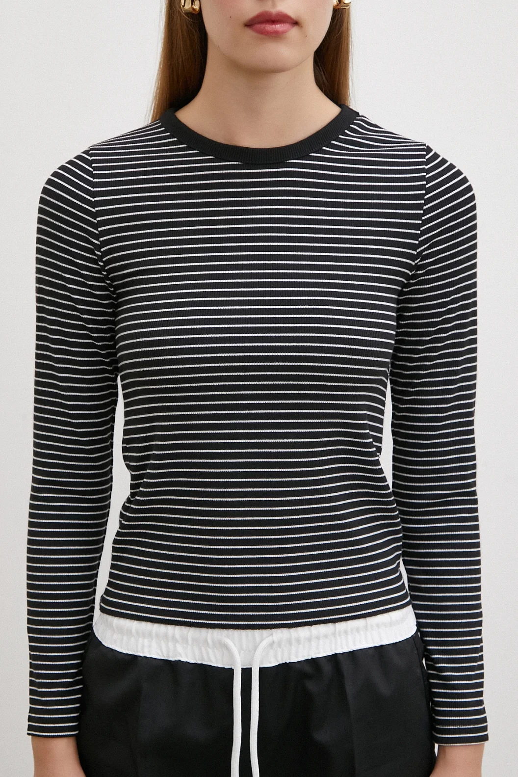 قميص بياقة مخططة بأساور الدراجة الأسود