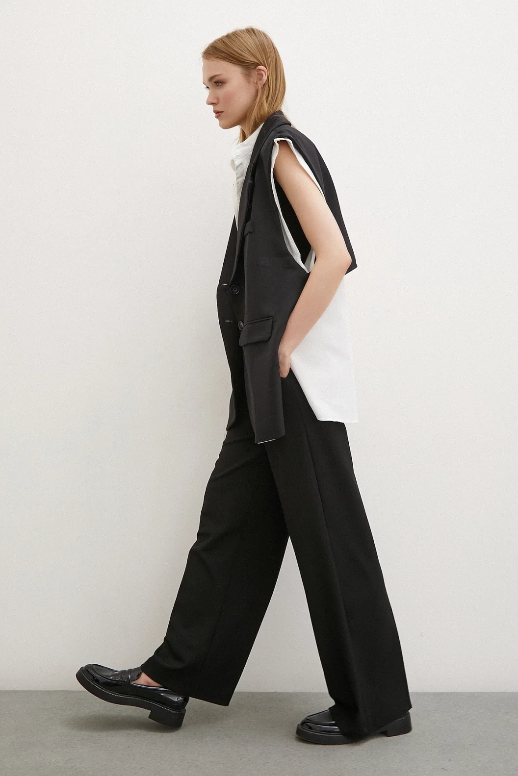 سترة بلا أكمام بياقة القاضي بلون أسود