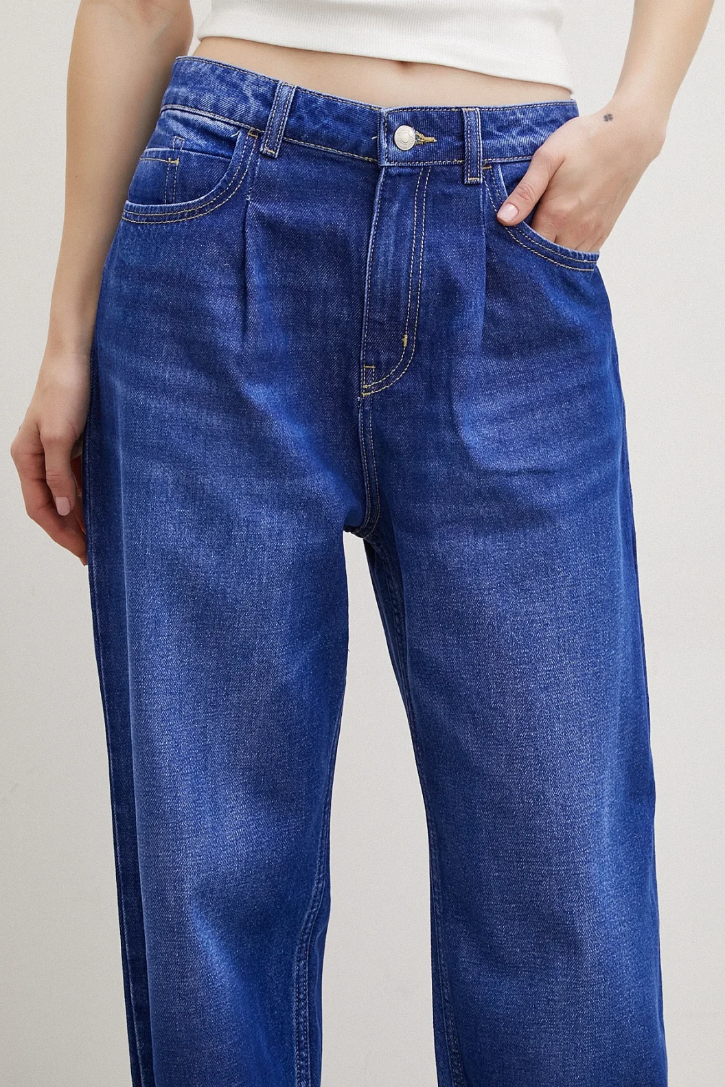 بنطلون جينز موم مرتفع الخصر بأساور مقصوصة باللون الأزرق