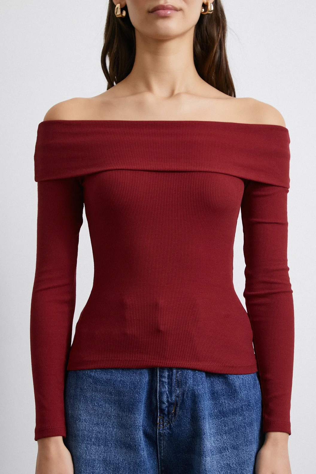 بلوزة كورسيه بيد أحمر مكشوف الكتفين