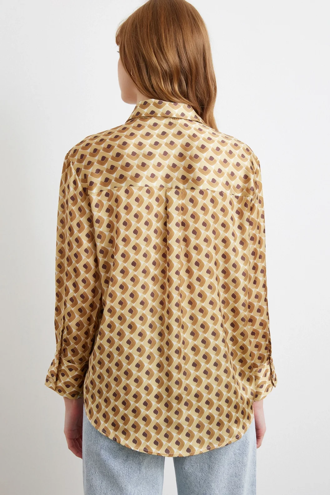 Geometrisches gemustertes Satinhemd in Beige