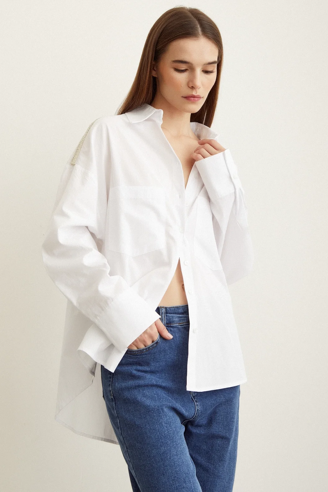 Schlichtes Oversize-Shirt mit Perlen-Detail auf der Schulter in Weiß