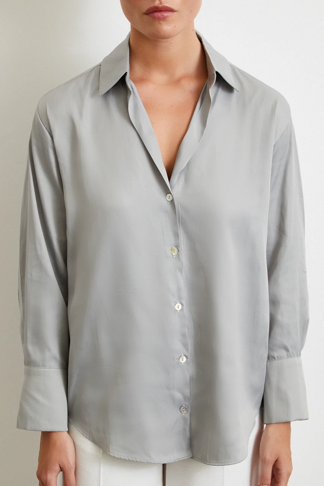 قميص بنمط قطري رمادي