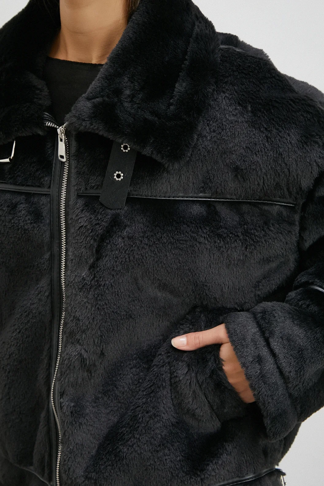 Ters Detay Peluş Lamine Mont Siyah