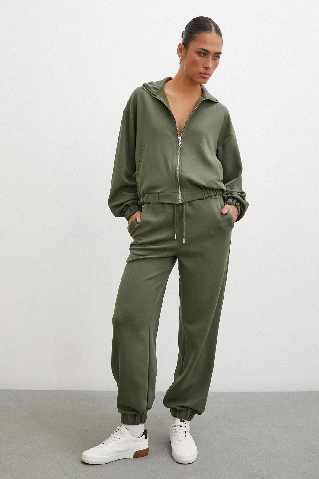 سويت شيرت بسحّاب اللون الأخضر الزيتون