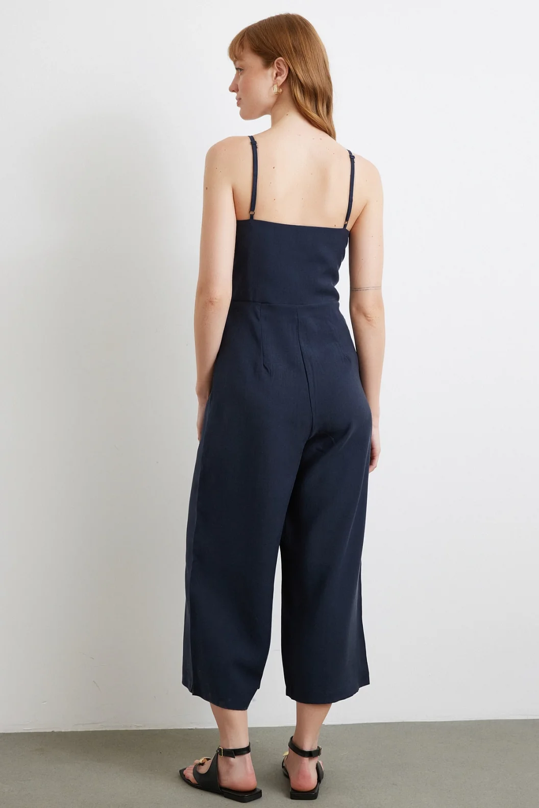 قطعة ليكرا بحمالات وعقدة عند الخصر في اللون الأزرق الداكن