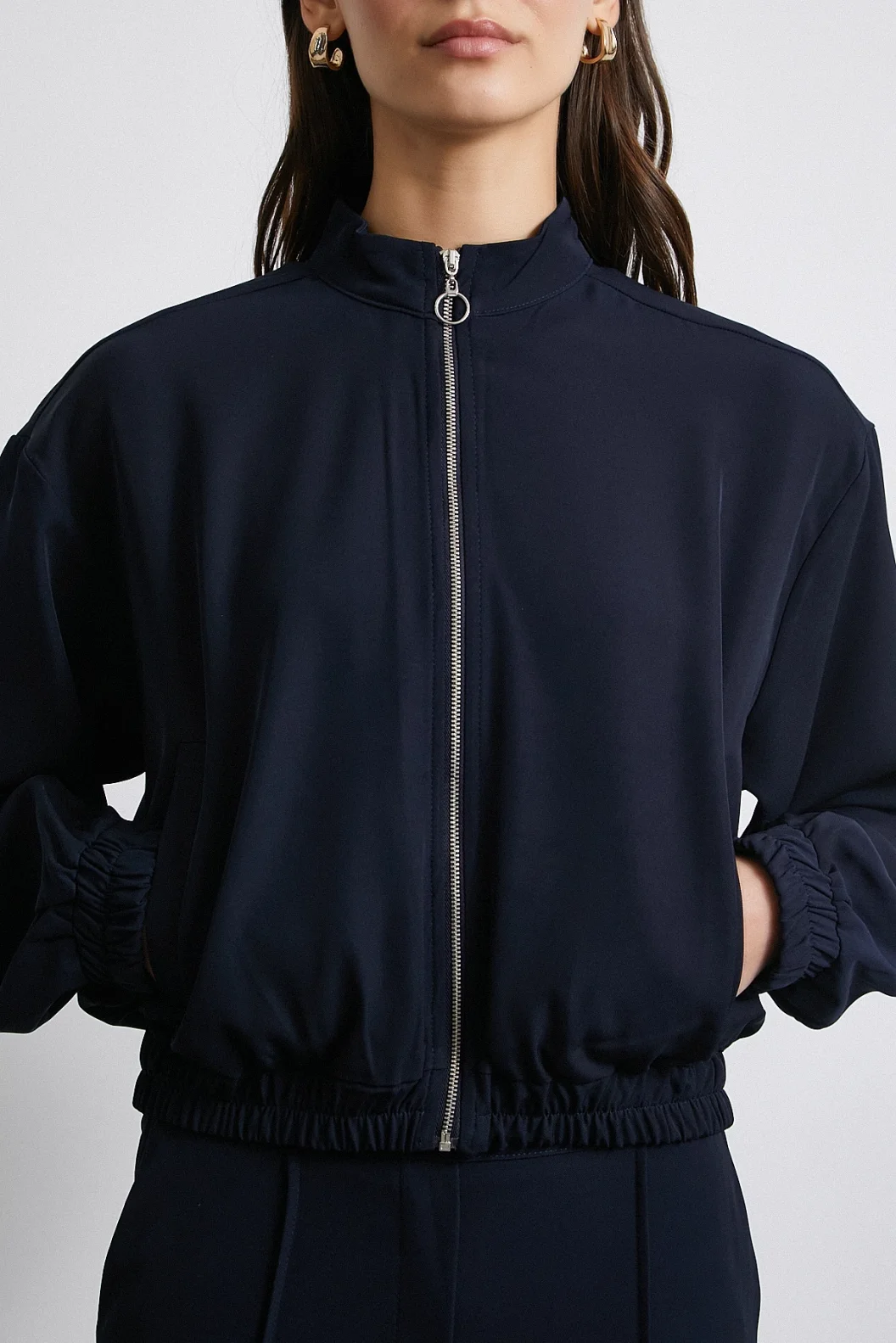 جاكيت قنبلة لونه أزرق غامق