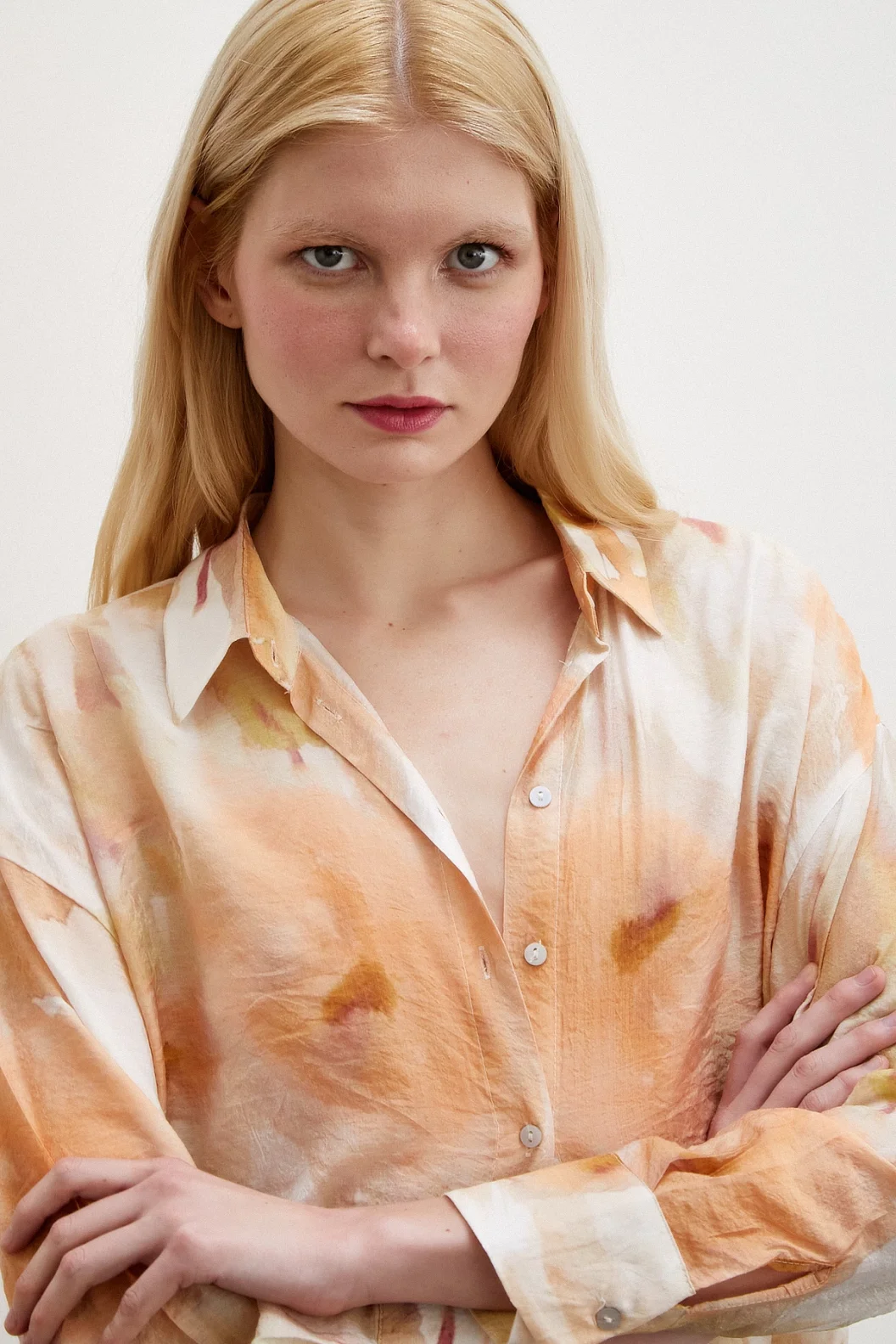 قميص كبير الحجم مُزخرف باللون البرتقالي