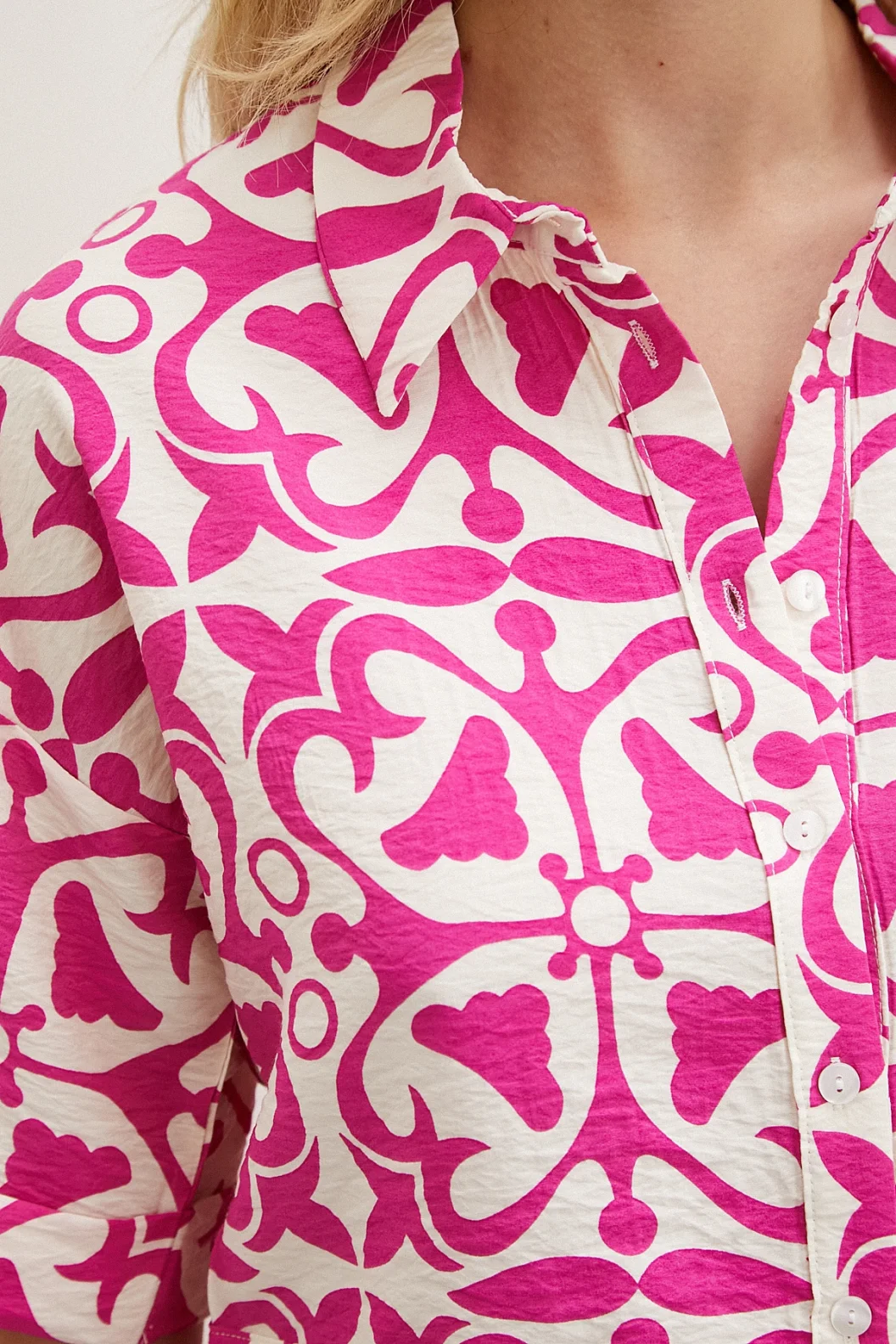 قميص قصير الأكمام باللون الوردي