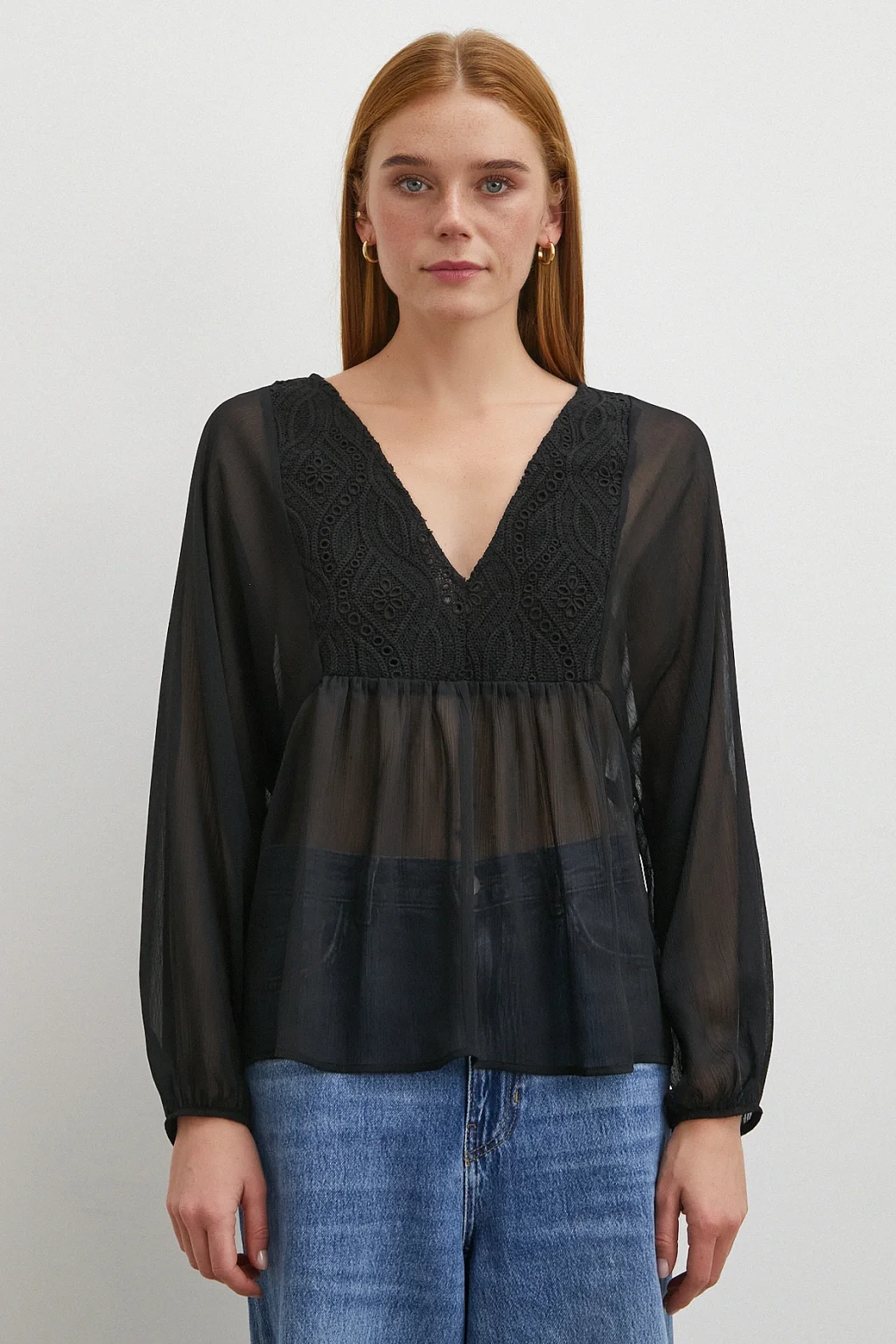 V-Ausschnitt, mit Spitze besetzte, transparente Bluse in Schwarz