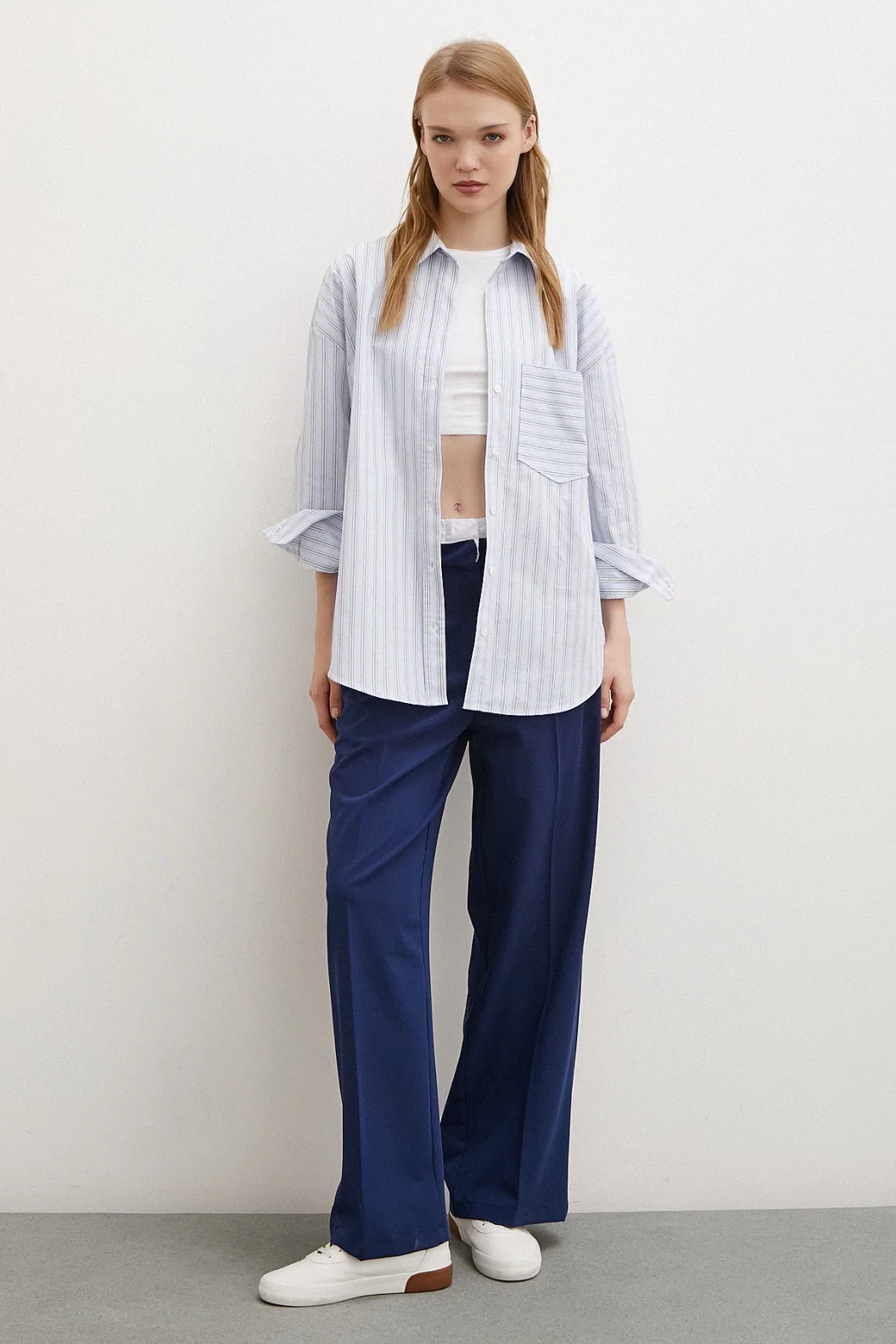 قميص بوبلين بجيب واحد أزرق