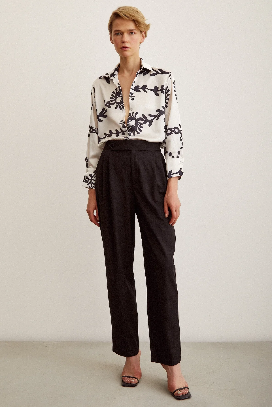 قميص ساتان مطبوع أسود