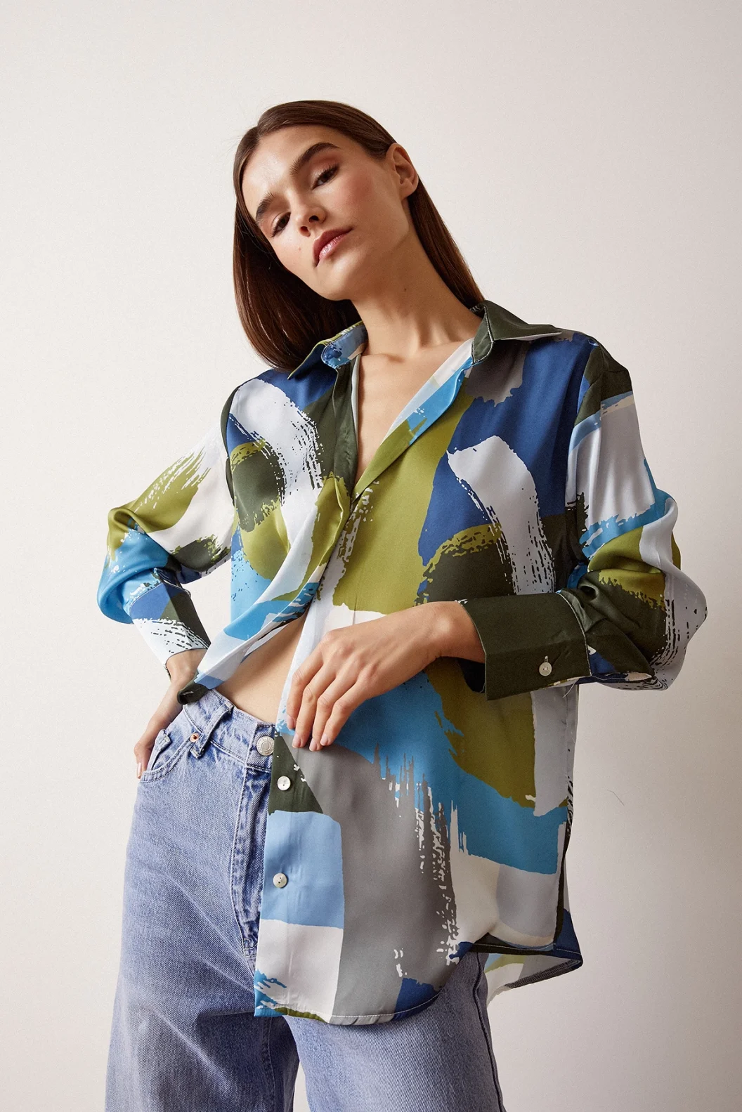 قميص برقبة على شكل V مطبوع