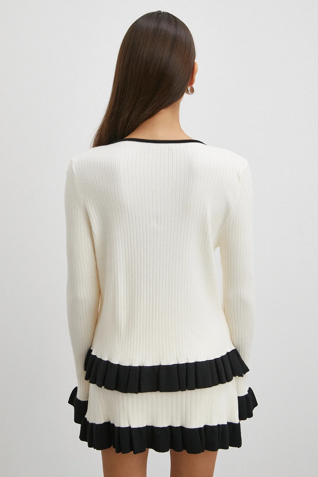 Düğmeli Eteği Fırfırlı Etekli Triko Takım Ekru