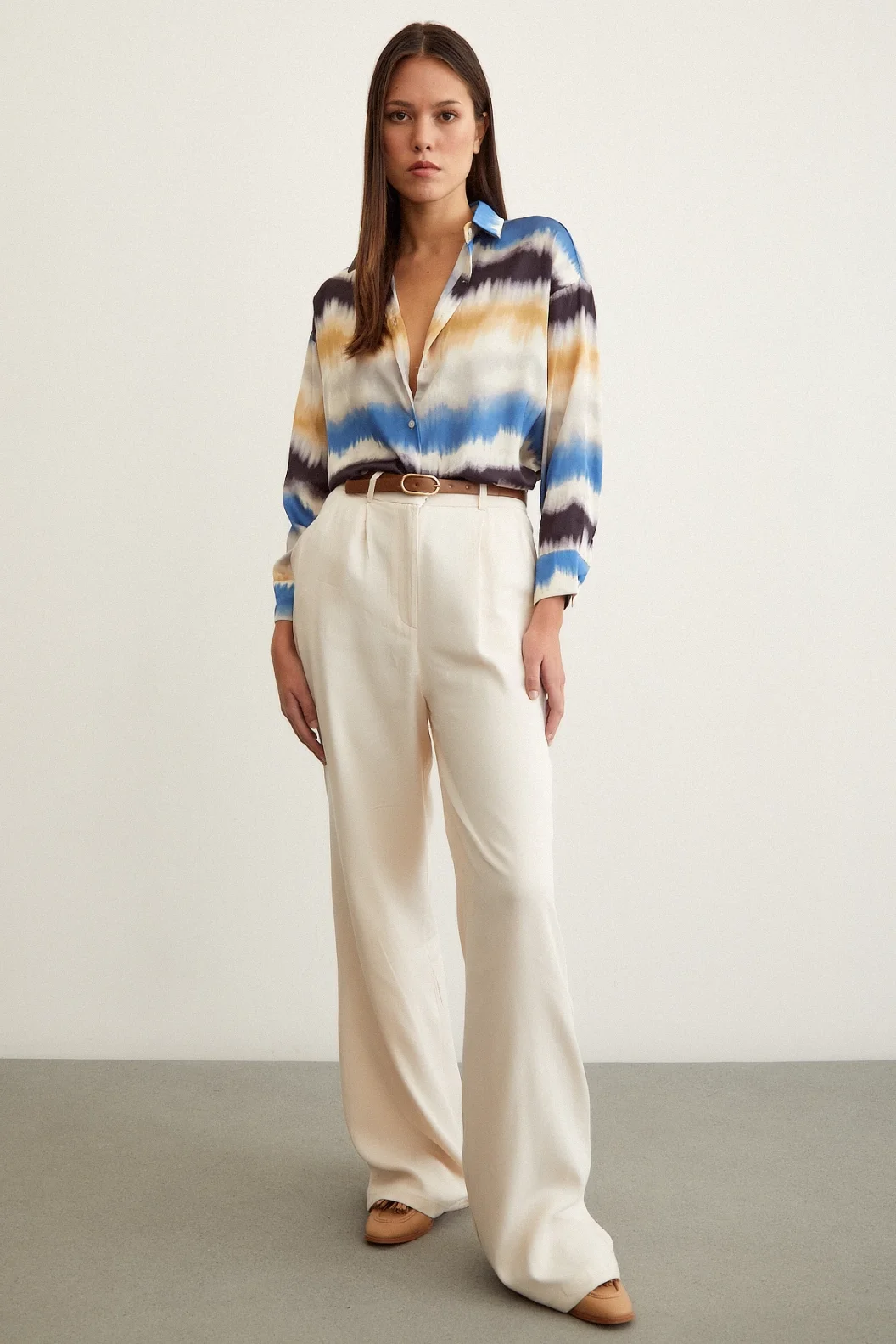 قميص بنقشة الدهان المائي أزرق