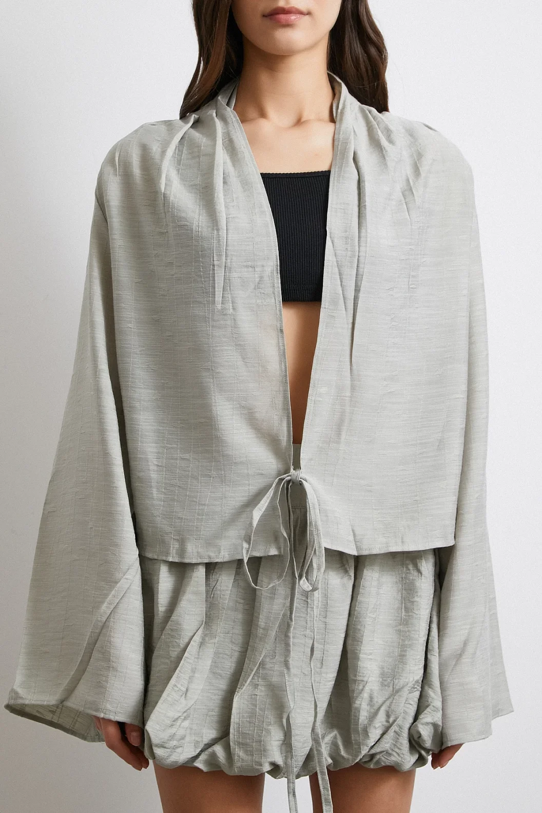 قميص واسع بأكمام طويلة مربوط من الأمام