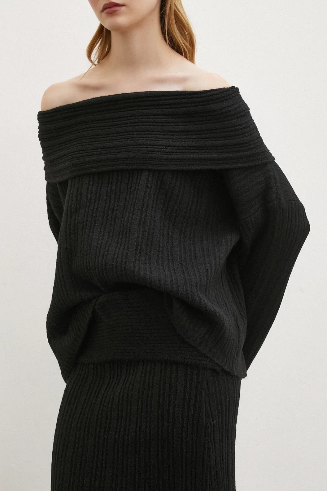 قطعة قماش بياقة مدورة وتنورة مد وجزاء سوداء