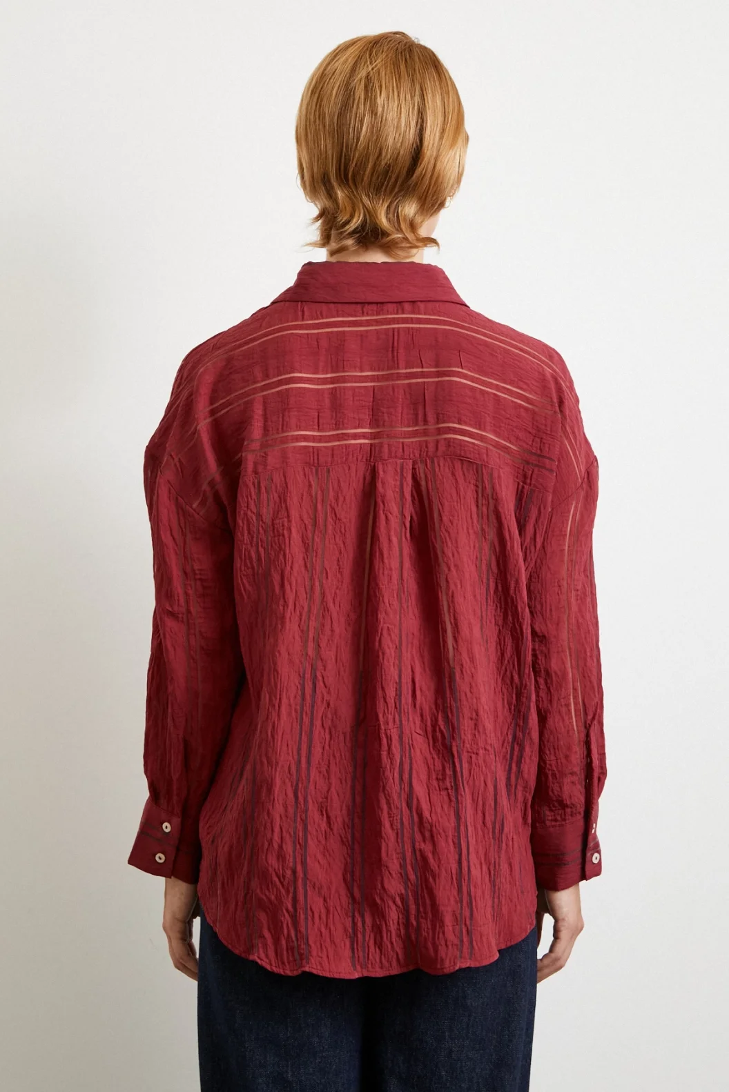 قميص مخطط من الأورجانزا بلون البوردو