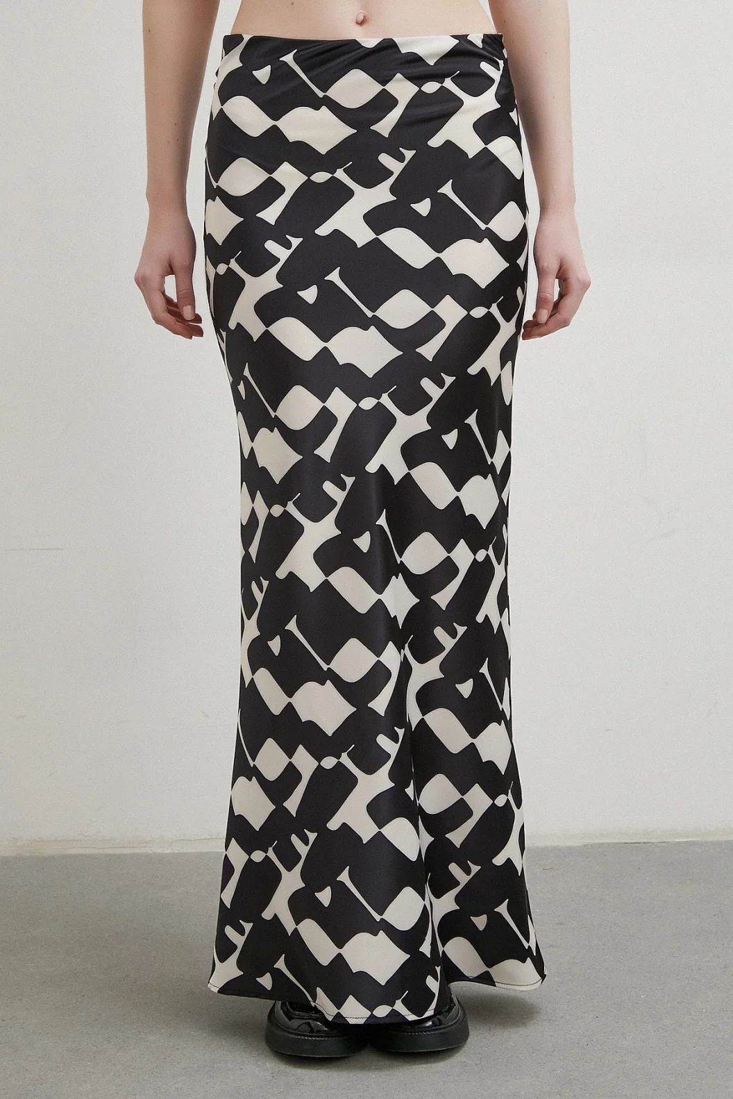 تنورة ماكسي مائلة مطبوعة باللون البيج