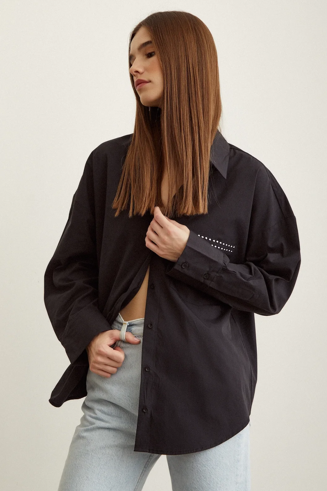 قميص بوبلين بتفاصيل حجرية أسود