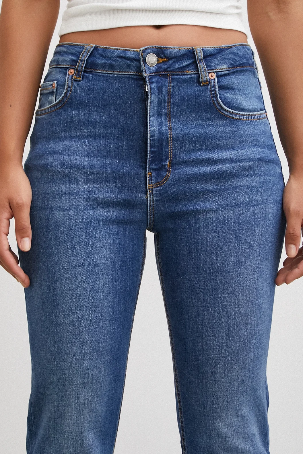 Hoch geschnittene, spanische Jeans in Blau